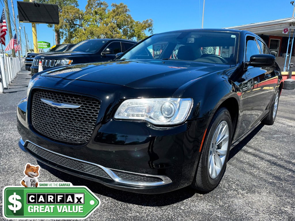 2022 Chrysler 300 Touring's photo